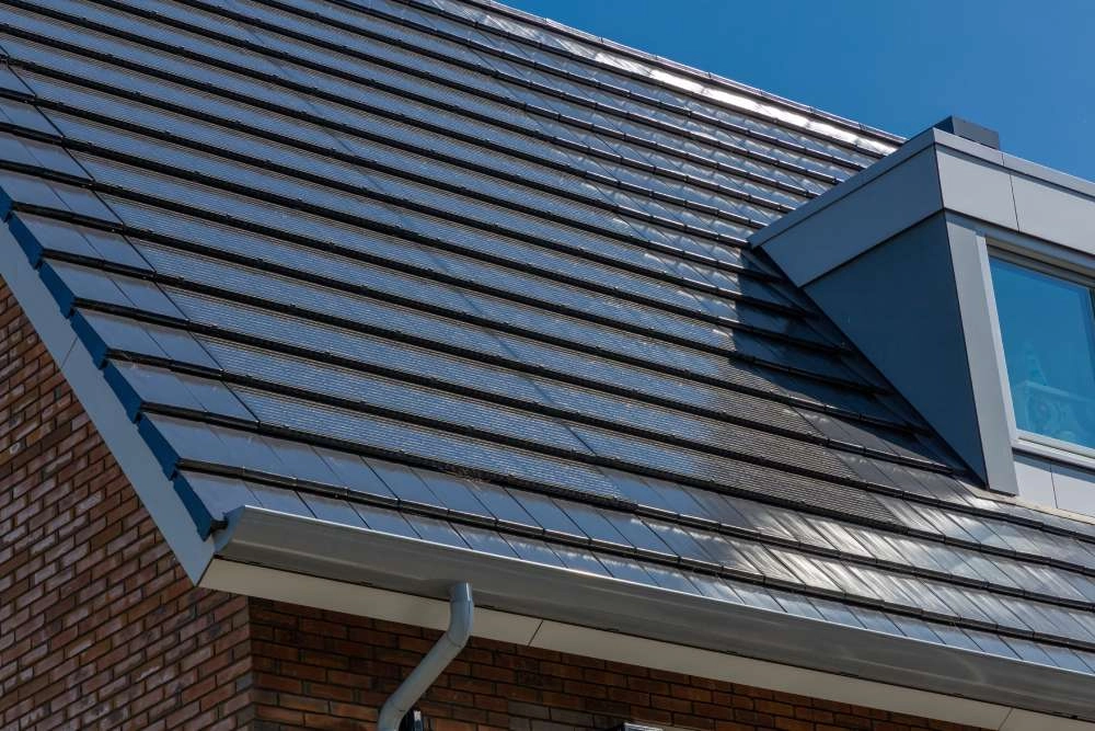 Dach eines Hauses mit dunklen Solardachziegeln